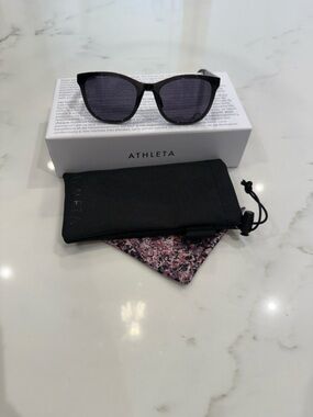 New in Box Athleta Summit D Frame Sunglasses
